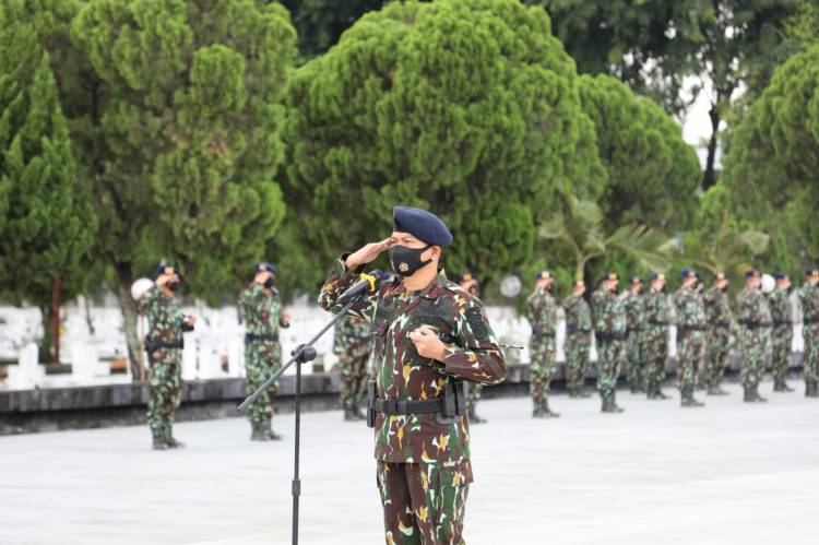 Dansat Brimob Poldasu Pimpin Ziarah Rombongan Di TMP Bukit Barisan Medan