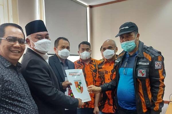 Aksi Damai Kader Pemuda Pancasila di DPRDSU Desak Junimart Segera Minta Maaf