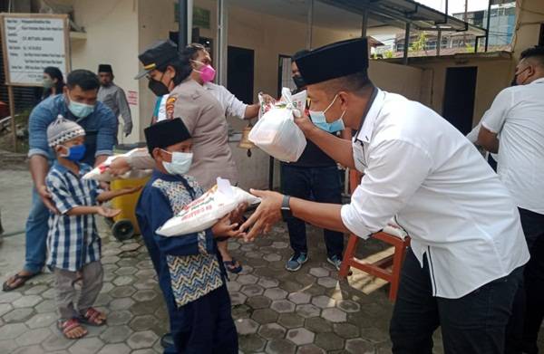 Syukuran Pengabdian di Polsek Medan Baru, Kanit Reskrim Berikan Santunan kepada Anak Yatim