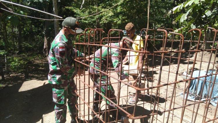 Satgas Pamtas Yonif 131/Brs Pos Nafri Bersama Masyarakat Bangun MCK