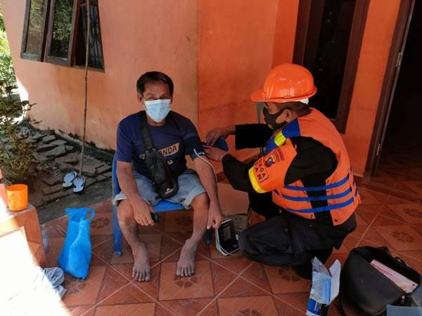 Brimob Polda Sumut Bantu Korban Banjir di Kabupaten Sergei