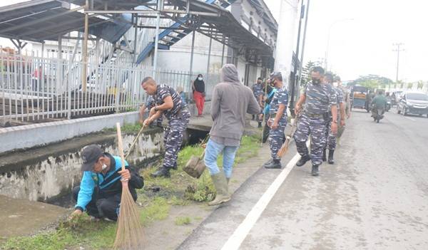 Sambut Hari Armada RI,  Lantamal I Belawan dan Warga Aksi Bersih-bersih