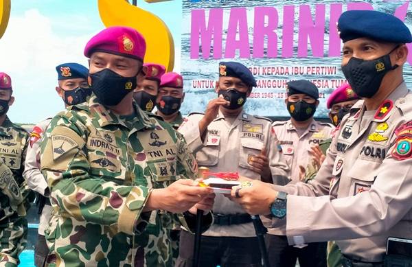 HUT Korps Marinir, Brimob Polda Sumut Beri Surprise untuk Prajurit Yonmarhanlan 1 Belawan