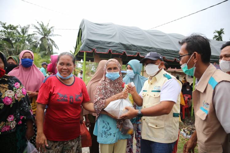 PLN UIW Sumut dan Yayasan Baitul Maal Salurkan Bantuan Peduli Banjir di  Sergai