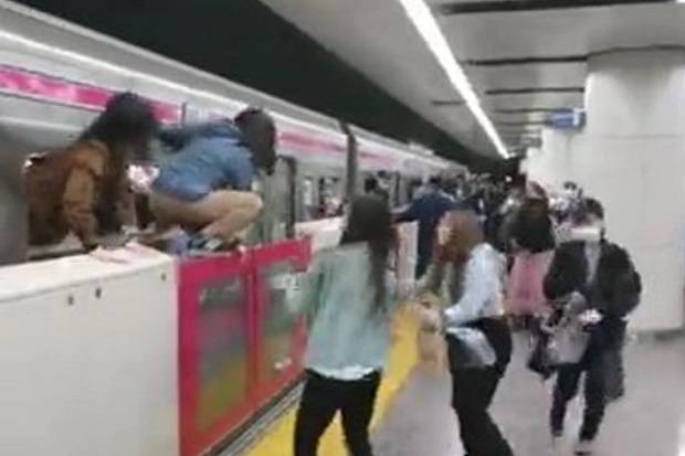 Sedikitnya 17 Orang Ditusuk Oleh Pria Berpakaian Joker Dikereta Tokyo
