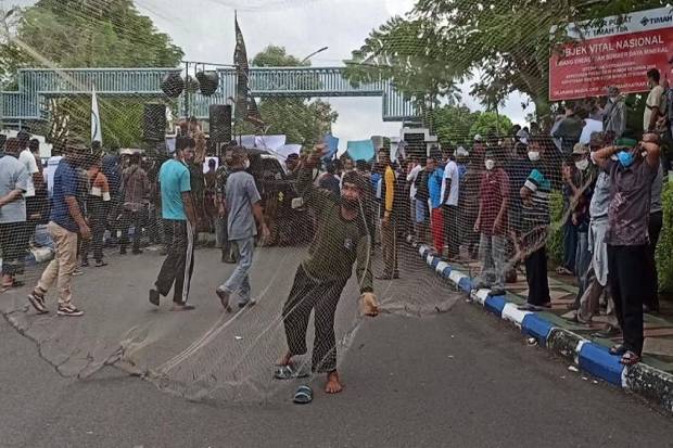 Ratusan Nelayan Gelar Aksi Tebar Jala Tolak Operasi Kapal Isap