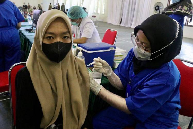 Diperuntukkan untuk Pelaku UMKM, Dosen, dan Mahasiswa, Wali Kota Medan Tinjau Vaksinasi