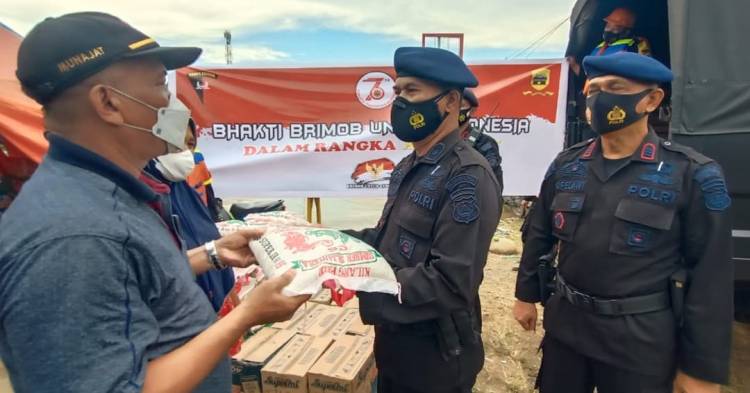 Brimob Polda Sumut Salurkan Bantuan Korban Banjir dan Bhakti Sosial di Kabupaten Sergei