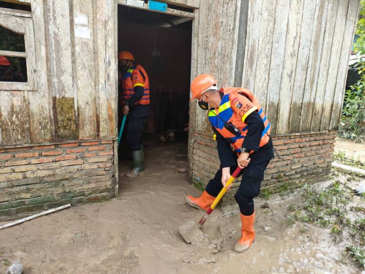 Batalyon B Pelopor Brimob Sumut Lakukan Bhakti Sosial di Lokasi Banjir
