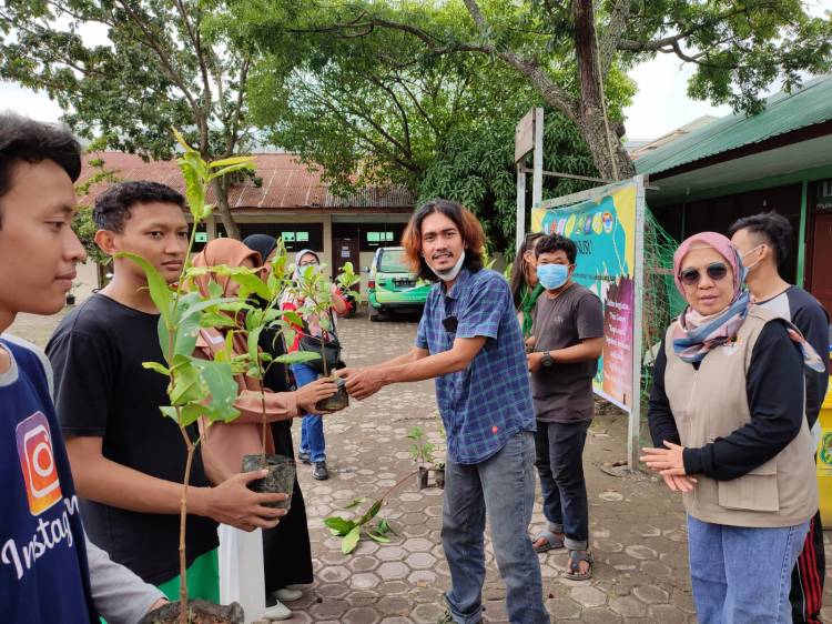 Kampung Sendiri Berkolaborsi Melakukan Penanaman di Bantaran Sungai Badera