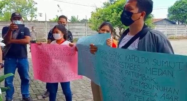 Keluarga korban Pembunuhan Bentangkan Poster di Polsek Patumbak Minta Pelaku Ditangkap