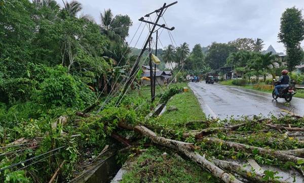 Cuaca Ekstrem di Nias Tidak Menghalangi Semangat PLN Untuk Memulihkan Suplai Listrik