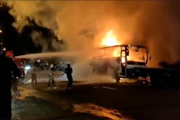Bus Barang Bukti Kecelakaan Beruntun Ludes Dilalap Sijago Merah
