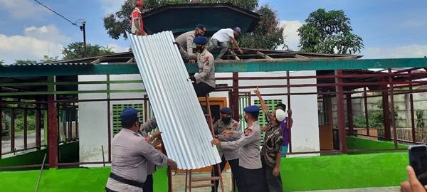 Brimob Polda Sumut Perbaiki Musholla Ukhuwah Binjai Timur