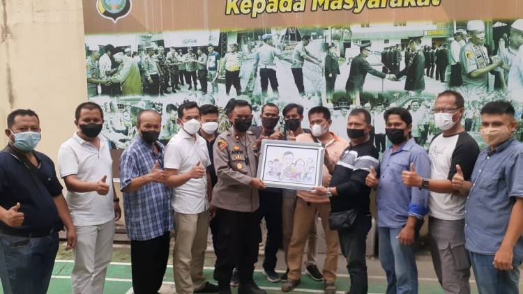 Terus Jalin Kekompokan, Wartawan Warkop Jurnalis Berikan Cendramata Pada Kompol M Arifin