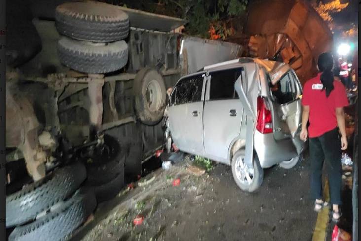 Kecelakaan Beruntun Terjadi Truk Kontainer Hantam Mobil Satu Orang Tewas