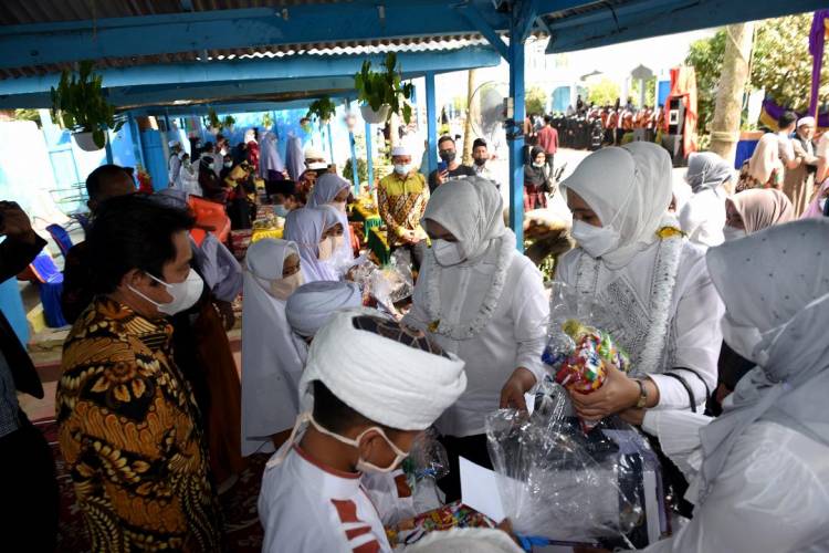 Nawal Lubis Serahkan Bantuan Perlengkapan Sekolah Bagi Anak-Anak Panti Asuhan