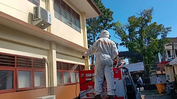 Brimob Polda Sumut Lakukan Penyemprotan Disinfektan Sekolah di Medan