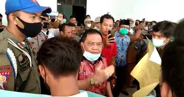 Wakil Ketua DPRD Labusel Ngamuk dan Ancam Pukul Pengunjuk Rasa