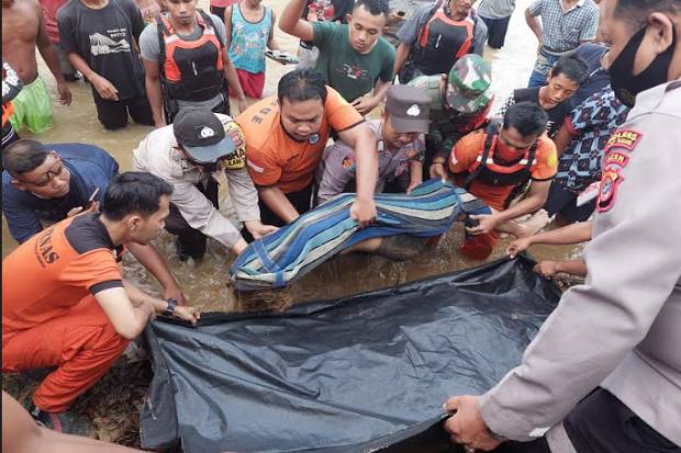Dipinggir Sungai Tim Gabungan Berasil Temukan Jasad Wanita Terseret Air Bah di Aceh Tamiang