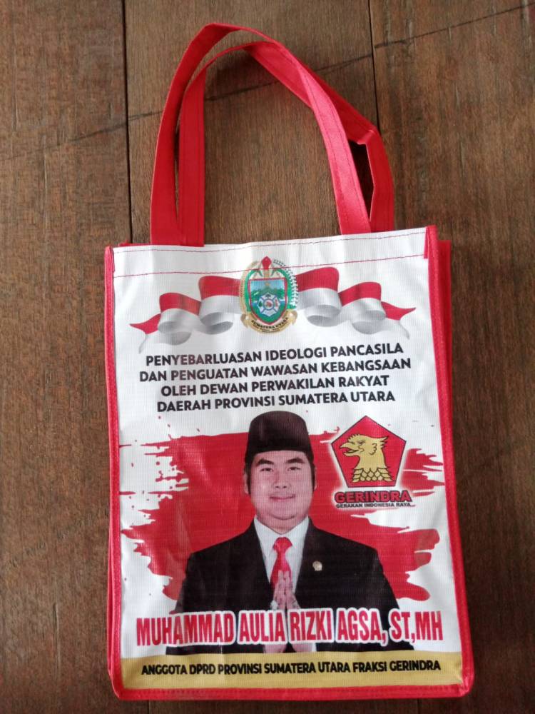 Amangoi....!!!! Reses Anggota DPRDSU M Aulia Agsa Bagikan Paper Bag Kosong Ke Masyarakat