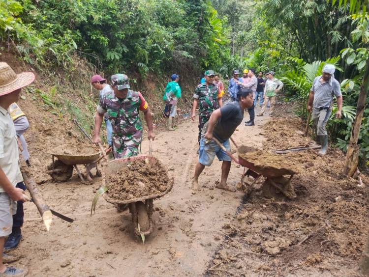 Jalan ke Lau Peradep Putus Tertimbun Longsor