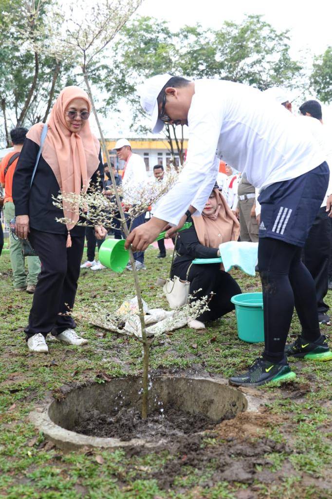 Bersama Wali Kota-Wali Kota  Peserta Pertemuan IMT GT, Bobby Nasution Tanam Pohon di Taman Gajah Mada