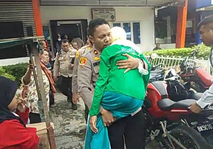 Jiwa Satrianya Bangkit ,Menggunakan Seragam Polri, "Menggendong" Melihat  Wanita Lansia Pingsan