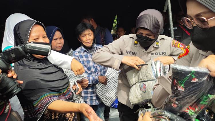Selimut Hangat dari Ketum Bhayangkari untuk Pengungsi Gempa Cianjur