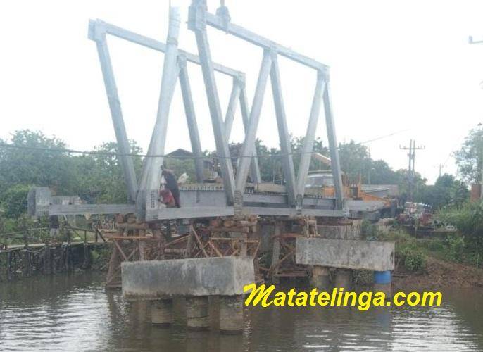 Pekerja Proyek Jembatan Di Pasar Rawa Gebang Tidak Menggunakan Alat Pengaman