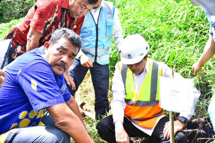 Direksi Perumda Tirtanadi bersama Masyarakat Kecamatan Sibolangit Tanam Bibit Pohon Aren