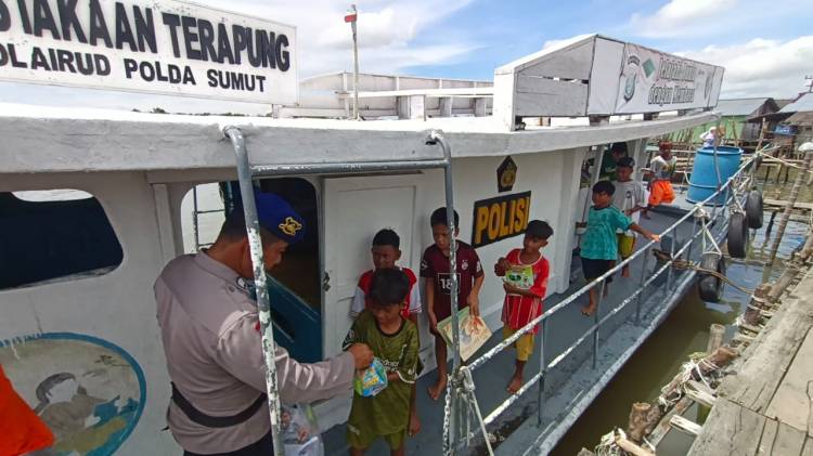 Peduli Anak Nelayan, Polairud Poldasu Hadirkan Perpustakaan Terapung