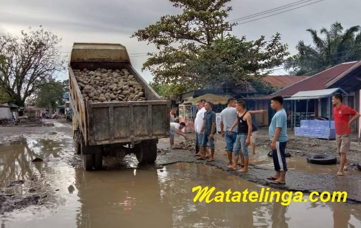 Ketua PAN Tanjung Pura Siram Sertu Di Badan Jalan Lintas Berlubang
