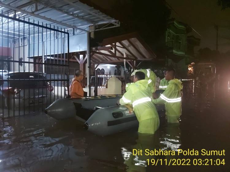 Respon Cepat Tim SAR Polda Sumut evakuasi Warga terdampak Banjir