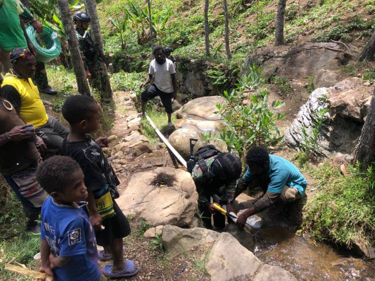 Sulitnya Air Bersih di Desa Yumaneri, Personel Satgas Yonif Mekanis 203/AK Carikan Solusinya