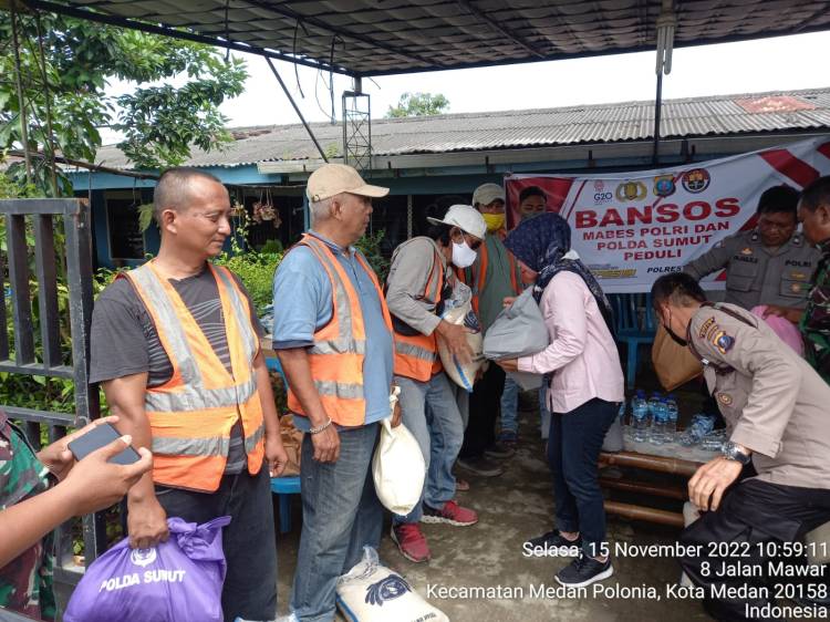 Kapolsek Medan Baru Dampingi Waka Polrestabes Medan Berikan Bantuan Sembako di Pos Kamling 4 dan 5 Kel.Sari Rejo