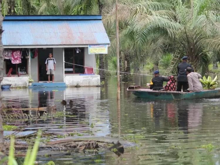 Batalyon A Brimob Sumut Bagi Sembako untuk Masyarakat Korban Banjir