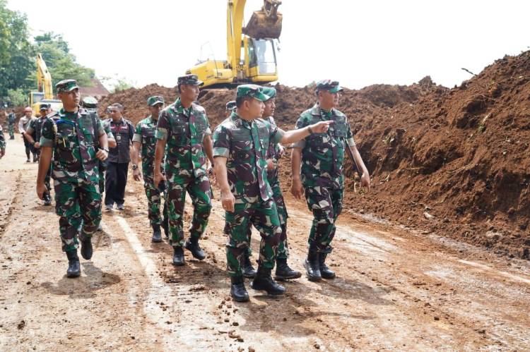 Kasad Tinjau Pusat Gempa Cianjur, Yakinkan Keamanan Jalur yang Akan Dilalui Presiden