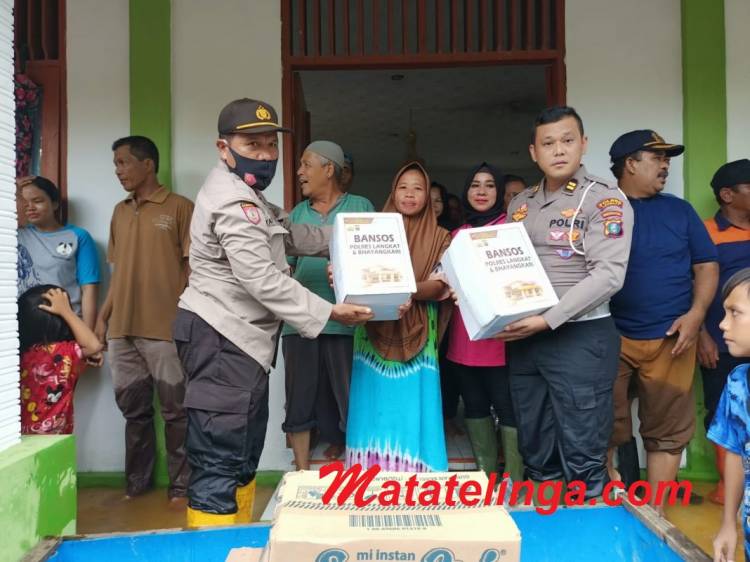 Warga Desa Cempa Yang Tertinpa Musibah Banjir Terima Bansos Dari Kapolres Langkat