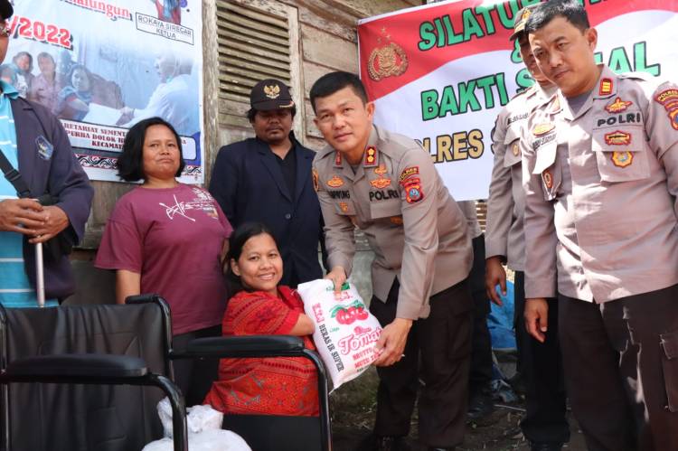 Bentuk Kepedulian Kapolres Simalungun Berikan Bantuan Kursi Roda Kepada Disabilitas