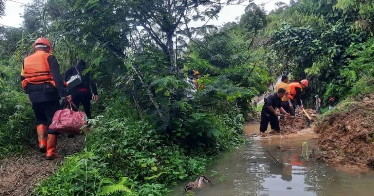 Longsor di Aek Latong Menutup Jalan Brimob Lakukan Pembersihan