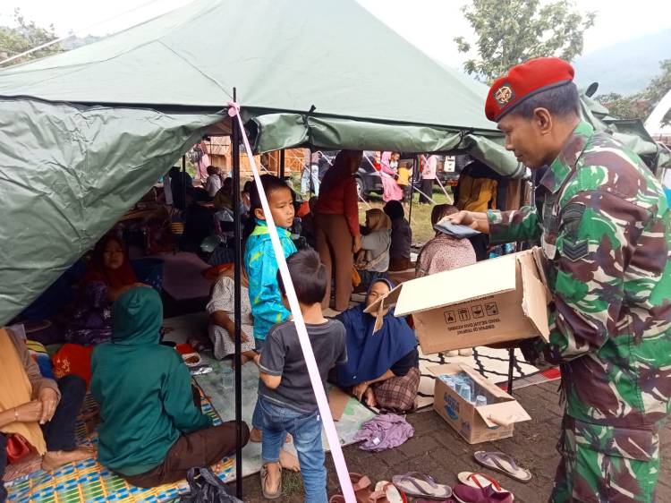 Kopassus  Bantu  Penanganan Awal Gempa Cianjur