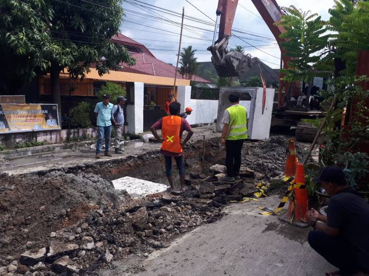 DPRD Medan Sesalkan Kinerja Pemborong, Tumpukan Tanah Bekas Galian Parit Dibiarkan di Badan Jalan