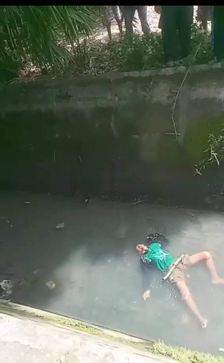 Pria Mengapung di Parit Pasar Merah