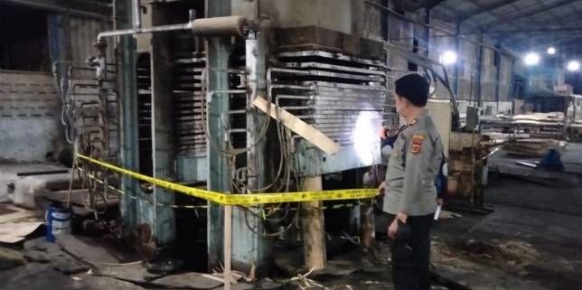 Siswa Magang Tewas Terjepit Hot Press