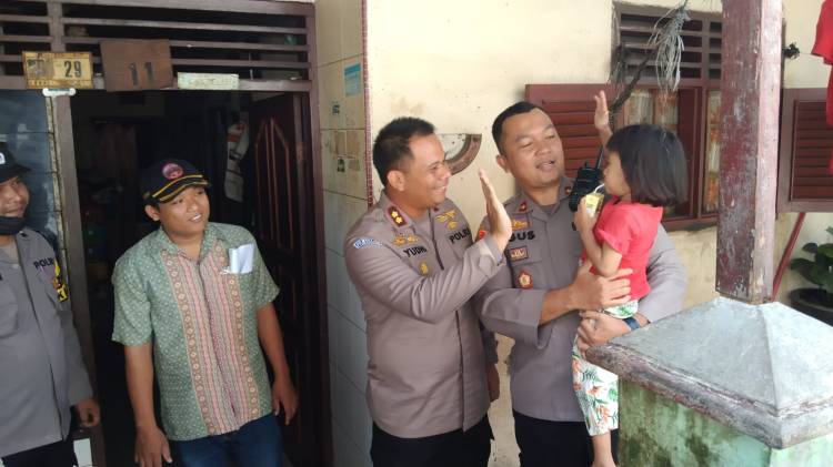 Kapolsek Percut Sei Tuan Dampingi  Wakapolrestabes Medan Kunjungi Anak Stunting