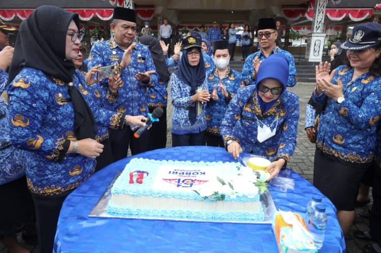 Perayaan HUT KORPRI ke-51, dr Susanti Bagi Kue kepada ASN yang Berulang Tahun