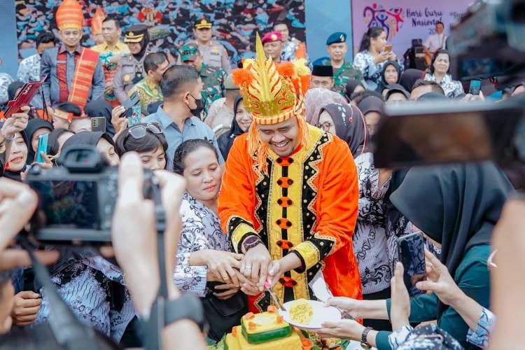 Bobby Nasution Bagikan 3.000 Pasang Sepatu & Sertifikat Bagi Pahlawan Tanpa Jasa di Hari Guru Nasional