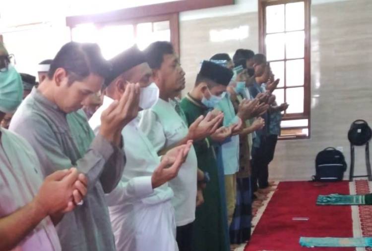 Edy Rahmayadi Bersama Ratusan Jemaah Salat Ghaib Bencana Cianjur