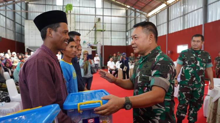 Kasad Dampingi Menko Marves Tinjau Program Ketahanan Pangan di Sukabumi